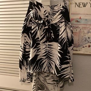 who what wear high low midi skirt in floral black & white print size 2